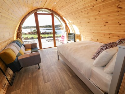 THE WHEELHOUSE POD NO. 8, romantic in Burtonport, County Donegal