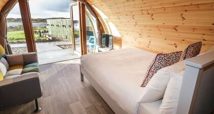 THE WHEELHOUSE POD NO. 4, romantic in Burtonport, County Donegal