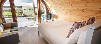 THE WHEELHOUSE POD NO. 4, romantic in Burtonport, County Donegal