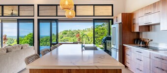 Pura Vida Paradise! Luxury Ocean View Oasis only 20 minutes from the beach.