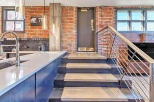 Penthouse Apartment | Wohnbereich | 55-Zoll-Smart-TV mit Digitalempfang, Netflix, Hulu