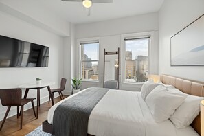 Studio Apartment | Ruang kerja ramah laptop dan setrika/meja setrika