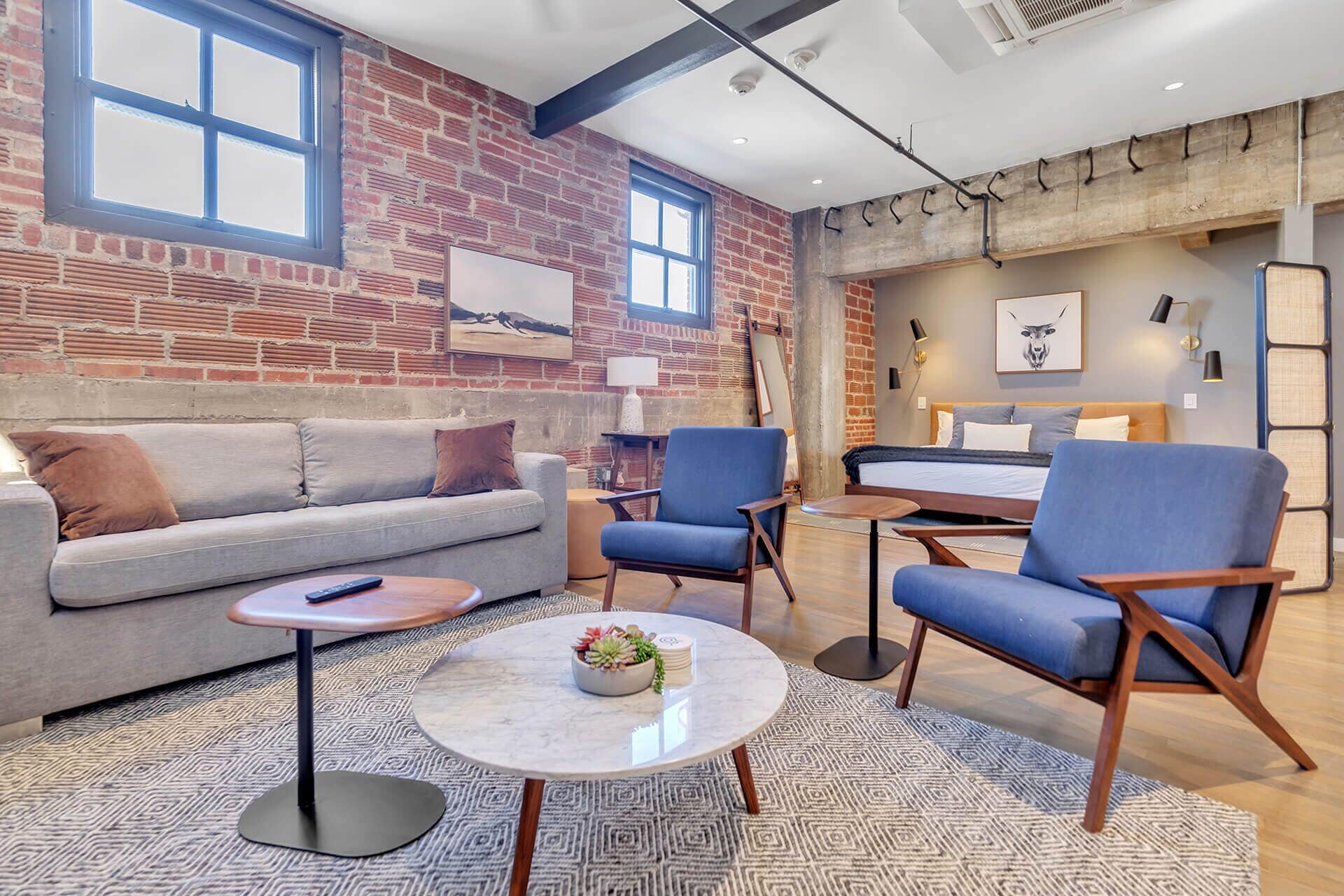 Penthouse Apartment | Wohnbereich | 55-Zoll-Smart-TV mit Digitalempfang, Netflix, Hulu