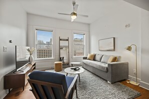 Premium One Bedroom Apartment | Zona de estar | Smart TV de 55 pulgadas con canales digitales, además de Netflix, Hulu