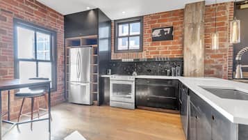 Penthouse Apartment | Yksityinen keittiö | Täysikokoinen jääkaappi, mikroaaltouuni, liesi, kahvin-/teenkeitin