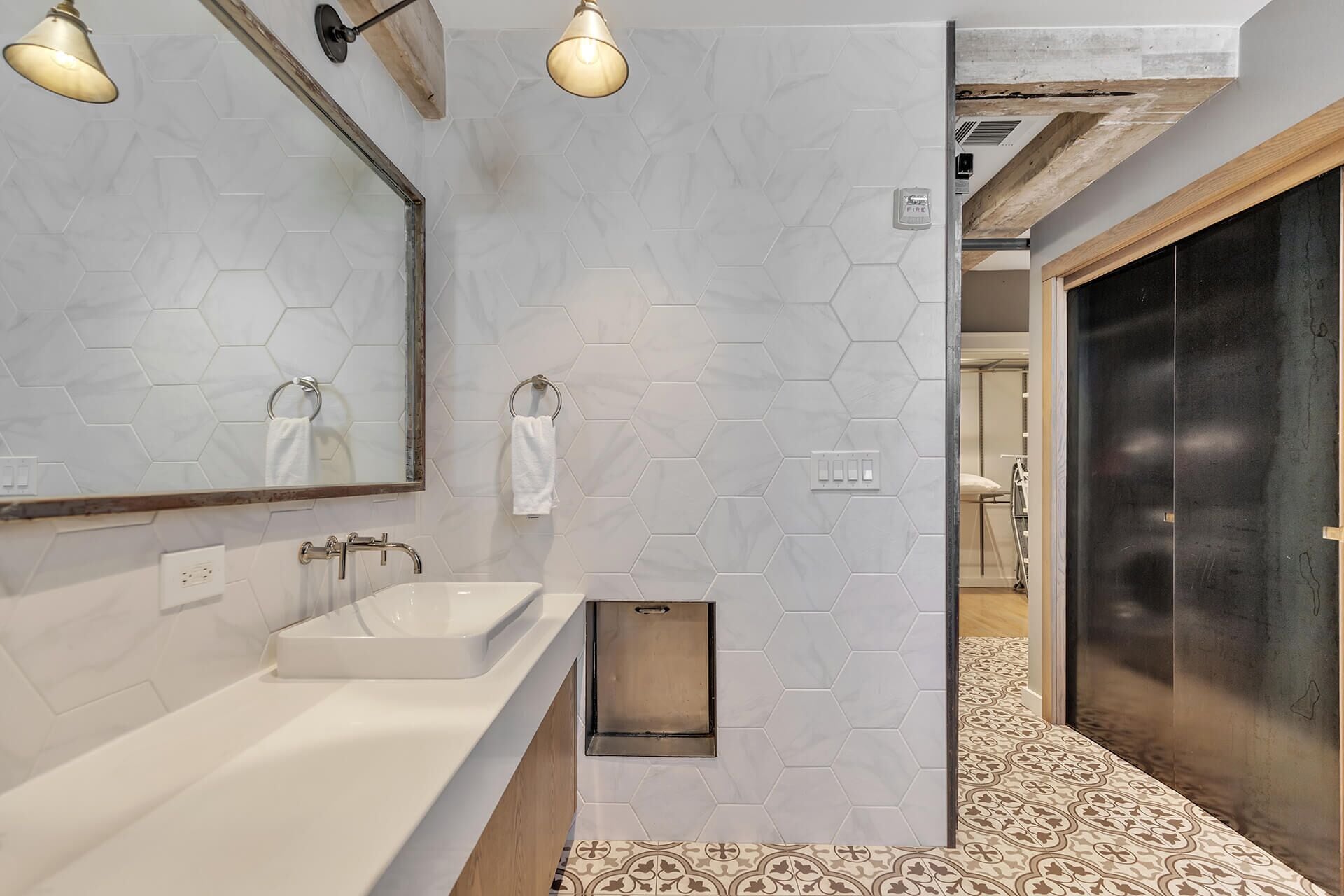 Penthouse Apartment | Badezimmer | Dusche, Handtücher, Seife, Shampoo
