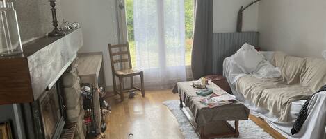 TV, videogames, DVD player, livros