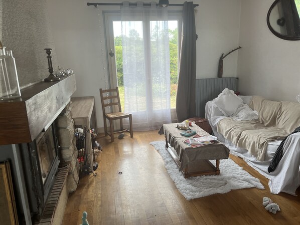 Fernseher, Videospiele, DVD-Player, Bücher