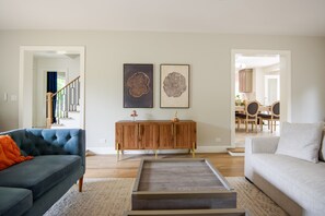 Una Smart TV, una chimenea, libros