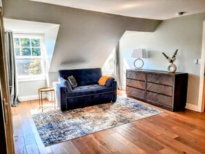 Una Smart TV, una chimenea, libros