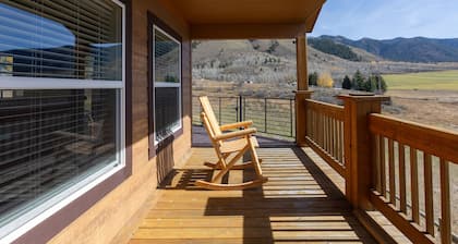 Peaks Paradise ⁓ Mtn Views ⁓ Hot tub ⁓ Game room