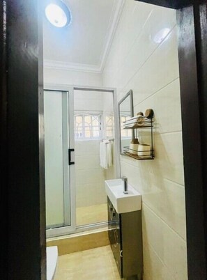 Toallas, jabón, papel de baño 