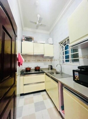 Kühlschrank, Mikrowelle, Wasserkocher, Toaster