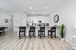 Private kitchen - Home with pool in resort in Kissimmee (Kissimmee)