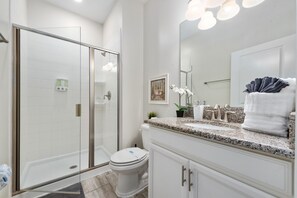 Shower, hair dryer, towels, soap - Home with pool in resort in Kissimmee (Kissimmee)