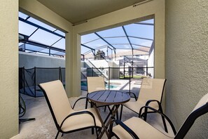 Outdoor dining - Home with pool in resort in Kissimmee (Kissimmee)