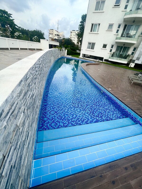 Outdoor pool - GraceyO Apartments - Classic luxury at its best!
(Accra)