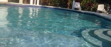 Una piscina al aire libre