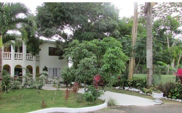 المنطقة المحيطة بالمنشأة