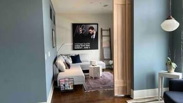 Televisión, tenis de mesa y oficina