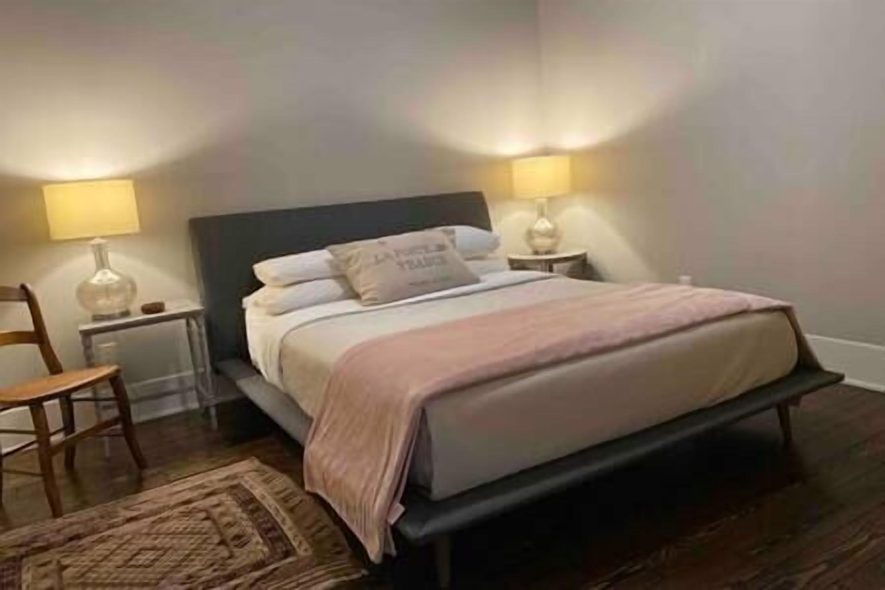 1 slaapkamer, een strijkplank/strijkijzer, wifi, beddengoed
