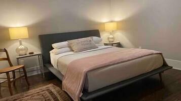 1 slaapkamer, een strijkplank/strijkijzer, wifi, beddengoed