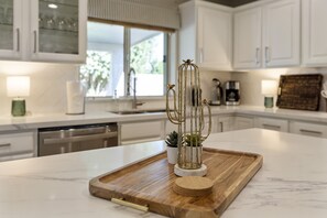 Fridge, microwave, oven, stovetop - New Luxurious Family Home w/ heated pool/spa and sport court (Scottsdale)