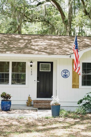 Exterior detail - Beaufort, SC - Parris Island GRADS & Dog Friendly (Beaufort)