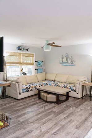 Televisie, boeken en een kantoor