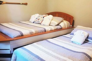 3 habitaciones, escritorio y tabla de planchar con plancha