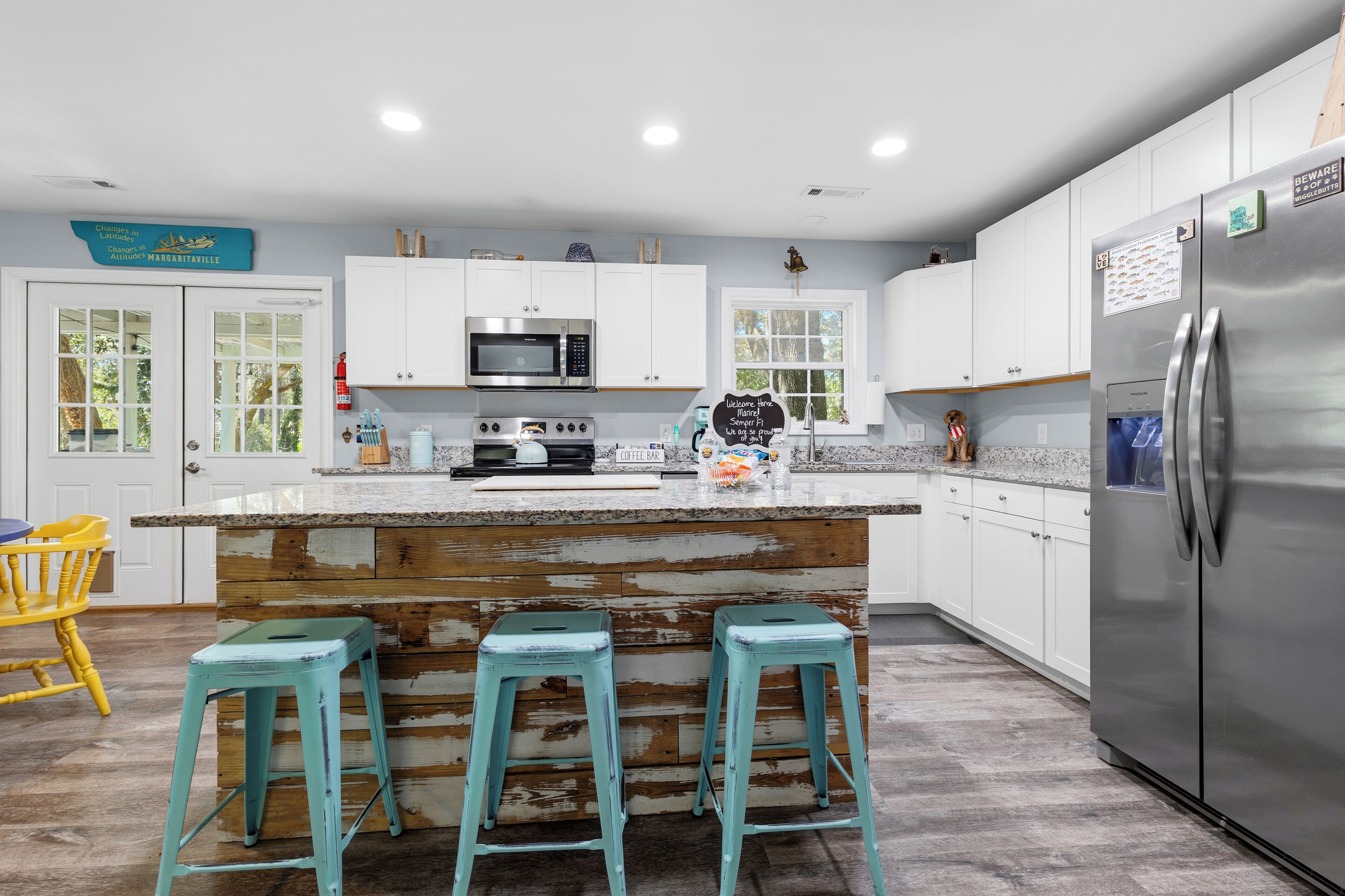 Kjøleskap, mikrobølgeovn, ovn og kokeplater