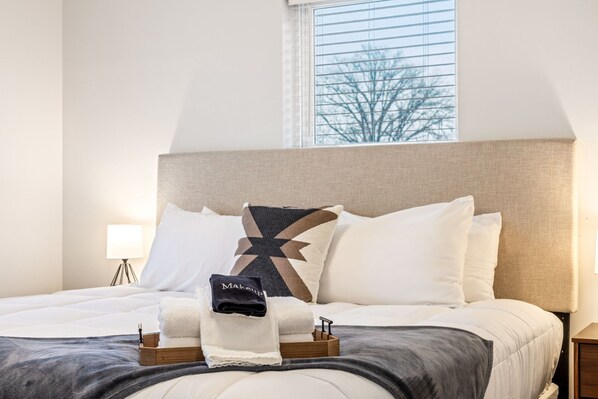 5 bedrooms, WiFi, bed sheets - Spacious Wentzville Retreat by StayLage (Wentzville)