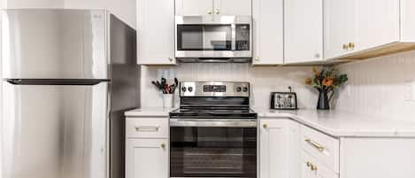 Frigorífico, microondas, horno y placa de cocina
