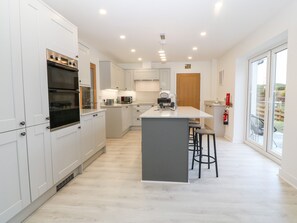 Kühlschrank, Geschirrspüler, Wasserkocher, Toaster