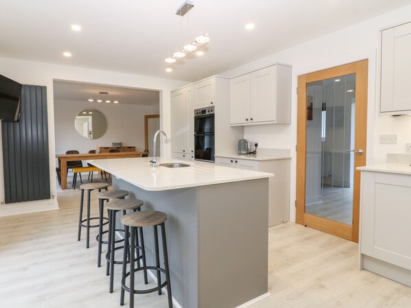 Kühlschrank, Geschirrspüler, Wasserkocher, Toaster