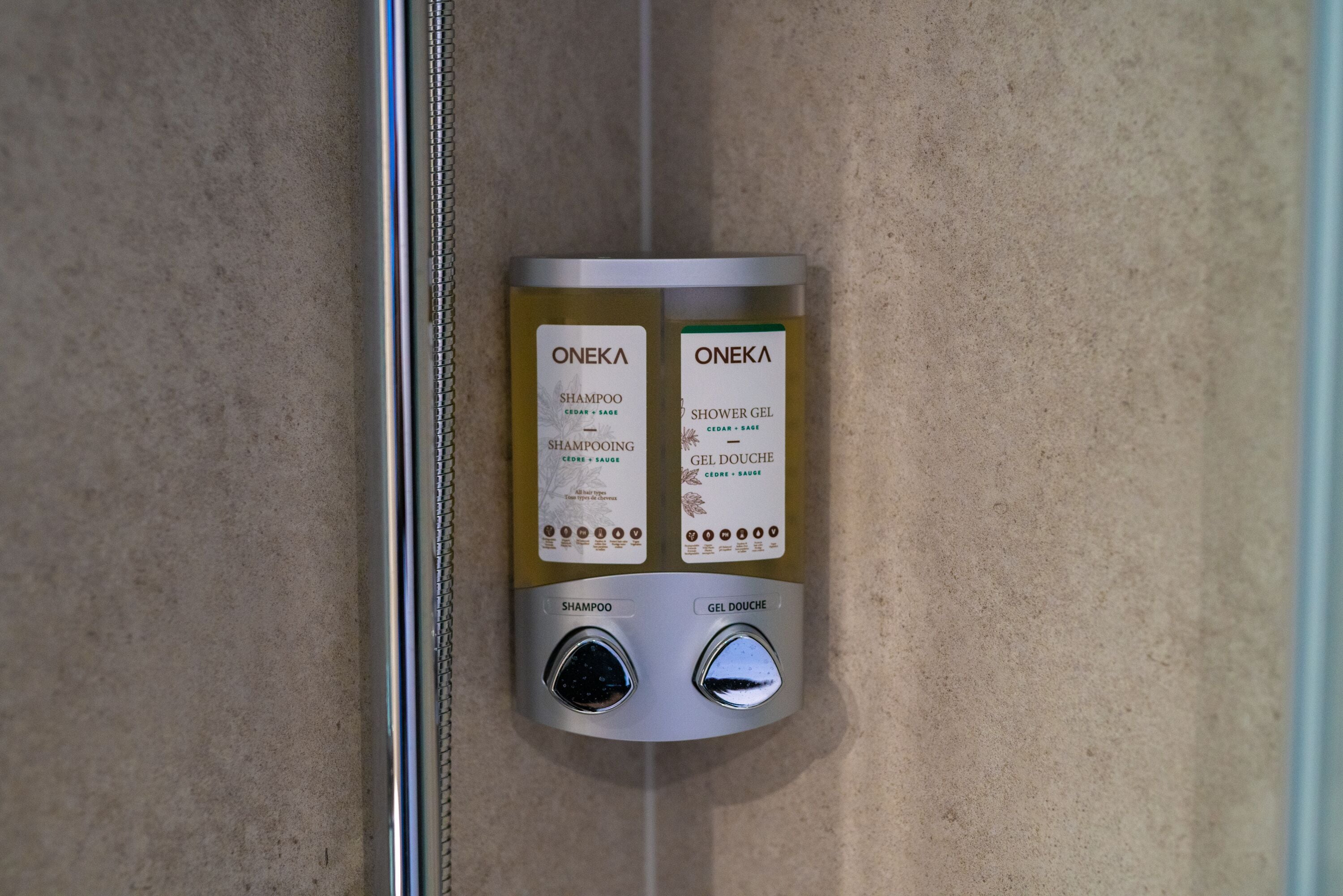 Un distributeur de douche avec des options de shampoing et de gel douche.
