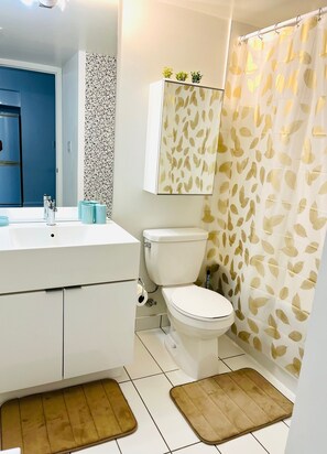 Hair dryer, towels, soap, shampoo - 2BD Condo W Free Parking Near CN Tower (Toronto)