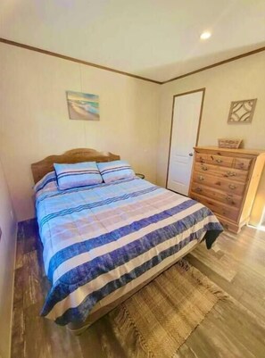 2 bedrooms, bed sheets - Caine’s Retreat (Thomas)