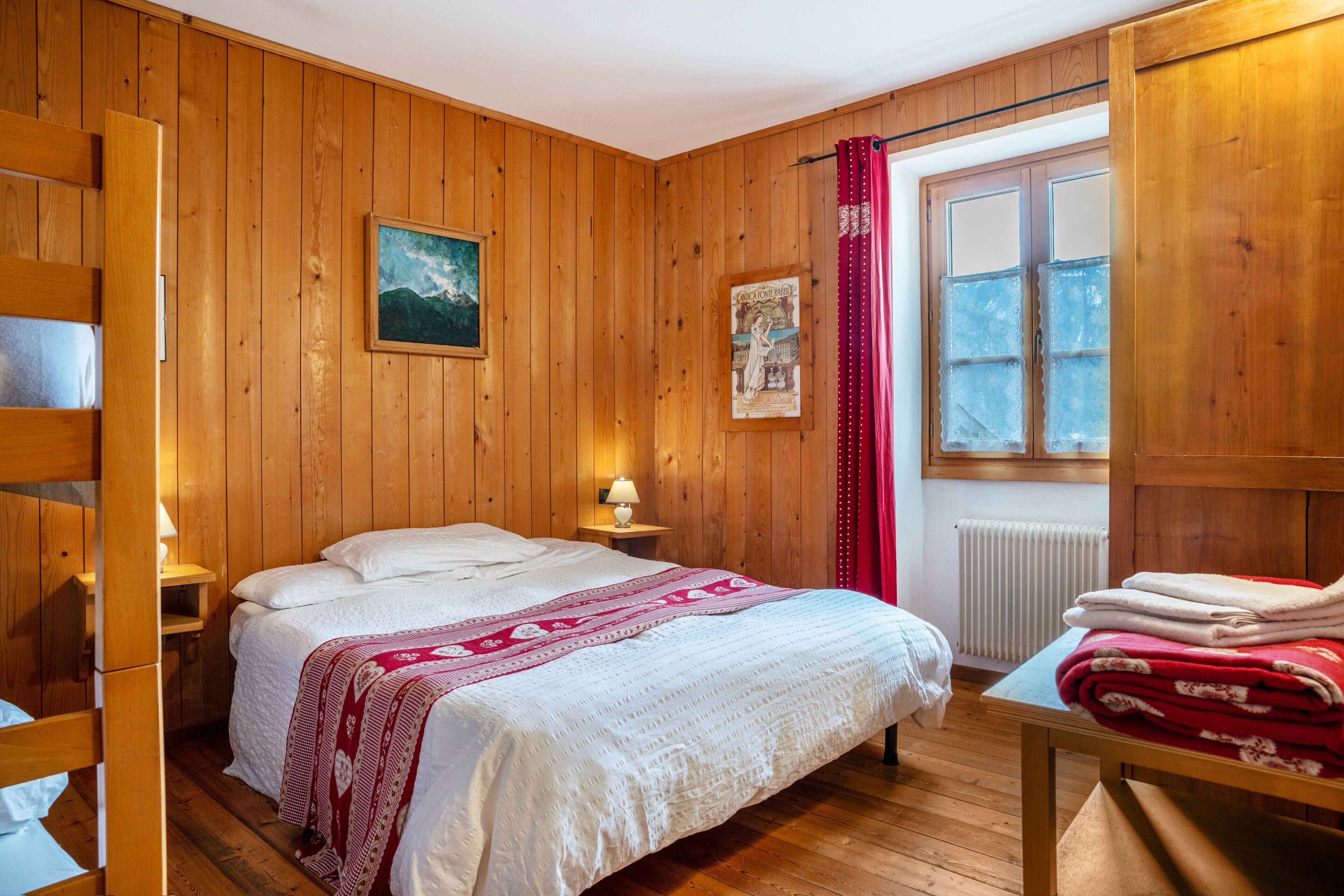 2 bedrooms, WiFi, bed sheets