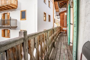 Property grounds - Apartment 'Appartamento Moti' with Mountain View, Shared Garden and Balcony (Caldes)