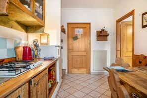 Køleskab, mikrobølgeovn, kogeplade, køkkentøj/tallerkener/redskaber