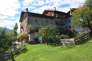 Exterior - Apartment 'Appartamento Moti' with Mountain View, Shared Garden and Balcony (Caldes)
