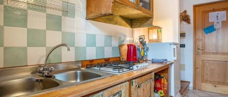 Fridge, microwave, stovetop, cookware/dishes/utensils