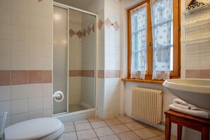 Shower, hair dryer, towels - Apartment 'Appartamento Moti' with Mountain View, Shared Garden and Balcony (Caldes)