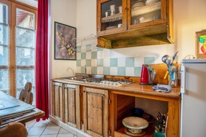 Fridge, microwave, stovetop, cookware/dishes/utensils - Apartment 'Appartamento Moti' with Mountain View, Shared Garden and Balcony (Caldes)