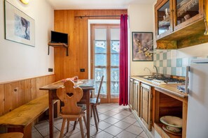 Dining - Apartment 'Appartamento Moti' with Mountain View, Shared Garden and Balcony (Caldes)
