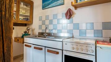 Frigorifero, microonde, piano cottura, pentole/stoviglie/utensili