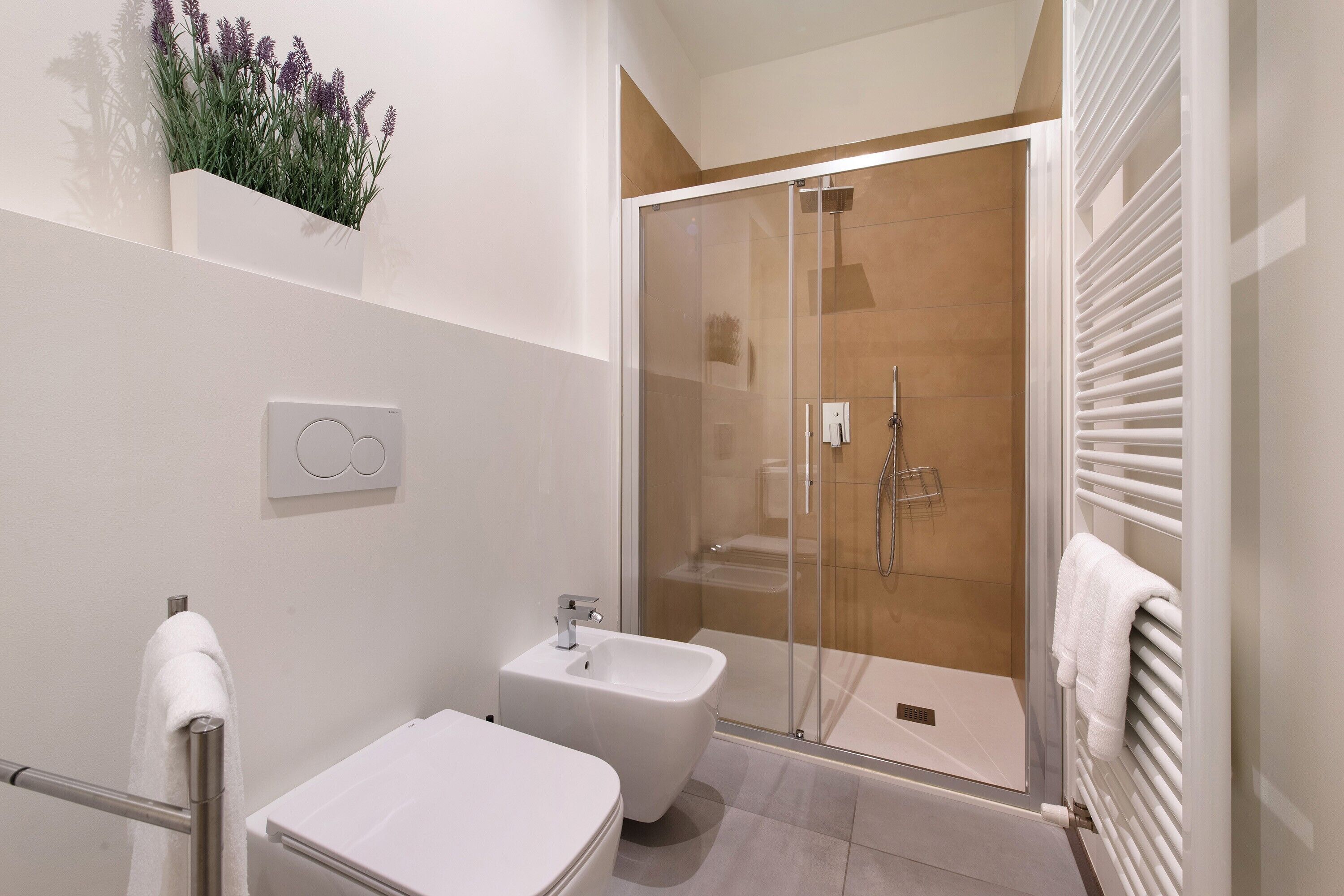 Een douche, een haardroger, handdoeken