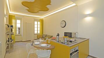 Réfrigérateur, micro-ondes, four, plaque de cuisson