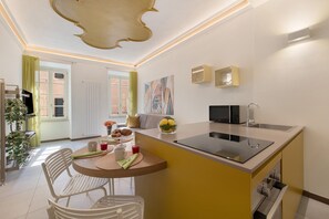 Frigorífico, microondas, horno y placa de cocina